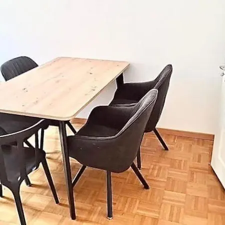 Huge 3 Center Flat, Hb Konrad