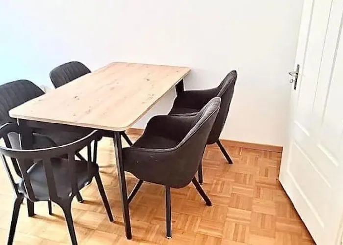 Huge 3 Center Flat, Hb Konrad