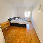 Huge 3 Center Flat, Hb Konrad