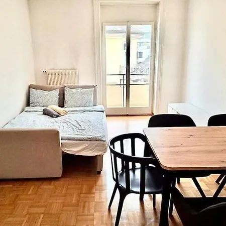 Huge 3 Center Flat, Hb Konrad * Zurych